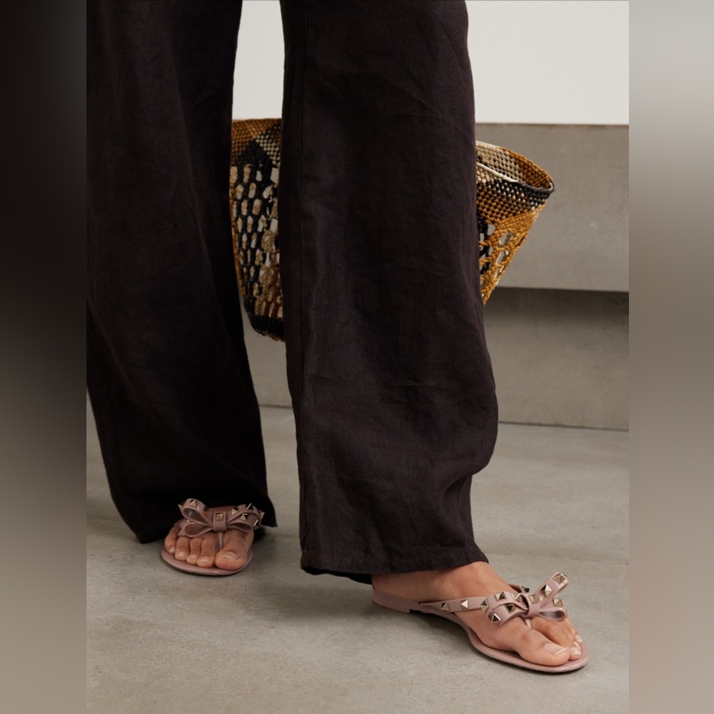 VALENTINO GARAVANI
The Rockstud rubber flip flops